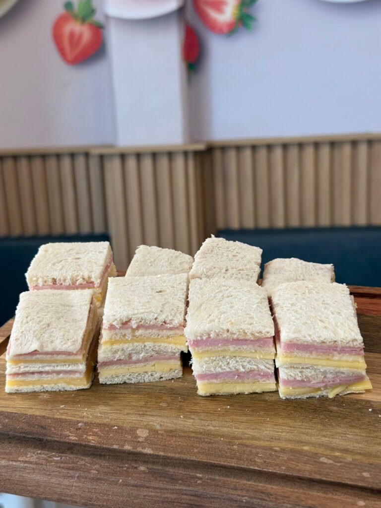 12 sandwiches de copetín 