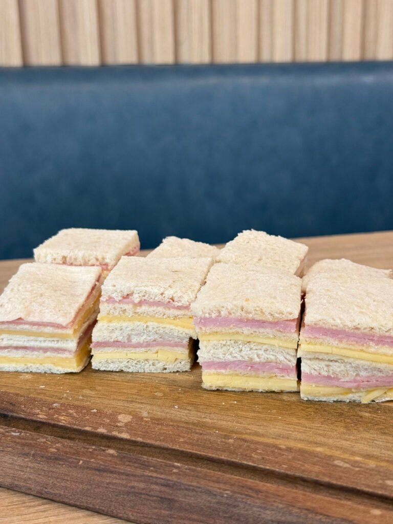 12 sandwiches de copetín 