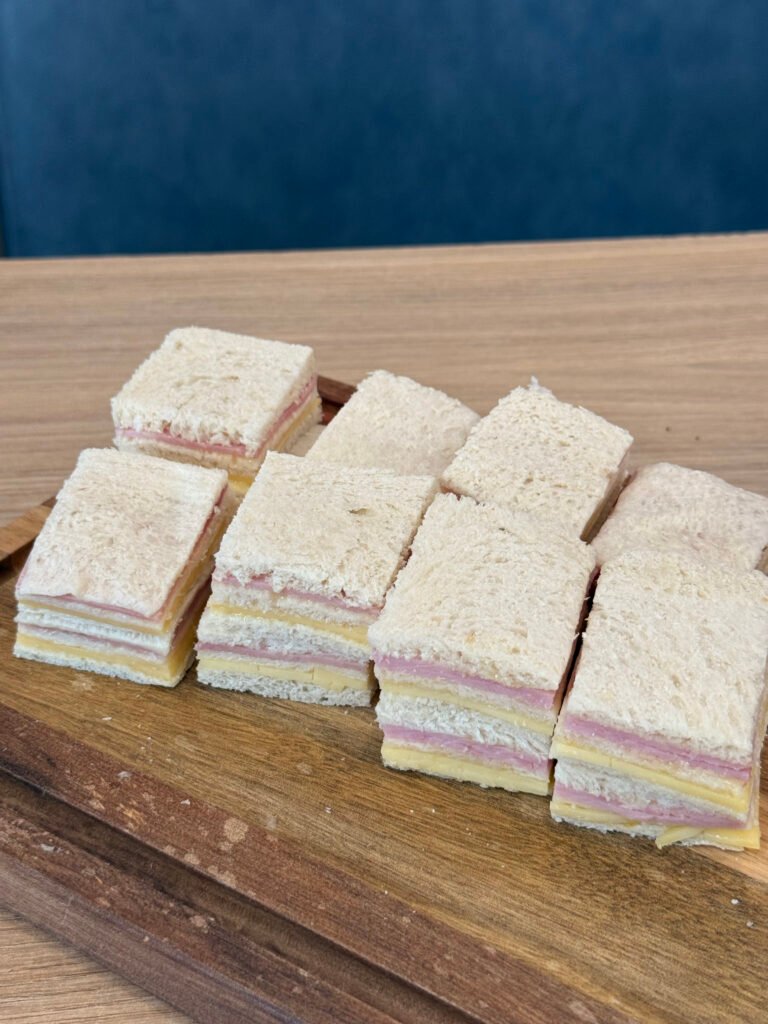 12 sandwiches de copetín 