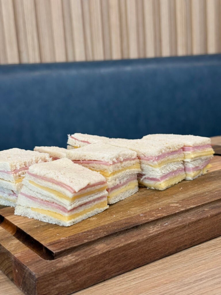 12 sandwiches de copetín 