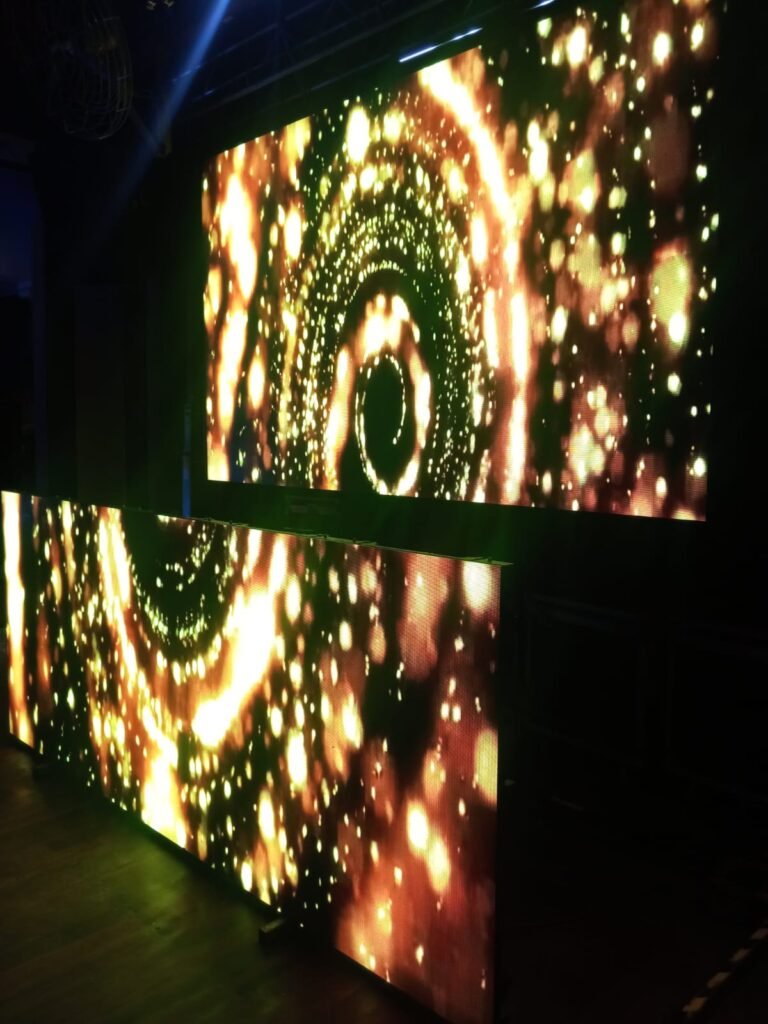Pantalla LED Frente  1x3 m y fondo cabina 3x2,5 m