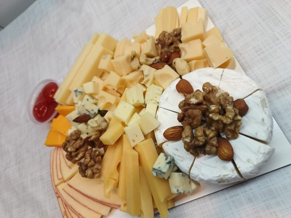 Tabla de quesos con frutos secos y cerezas